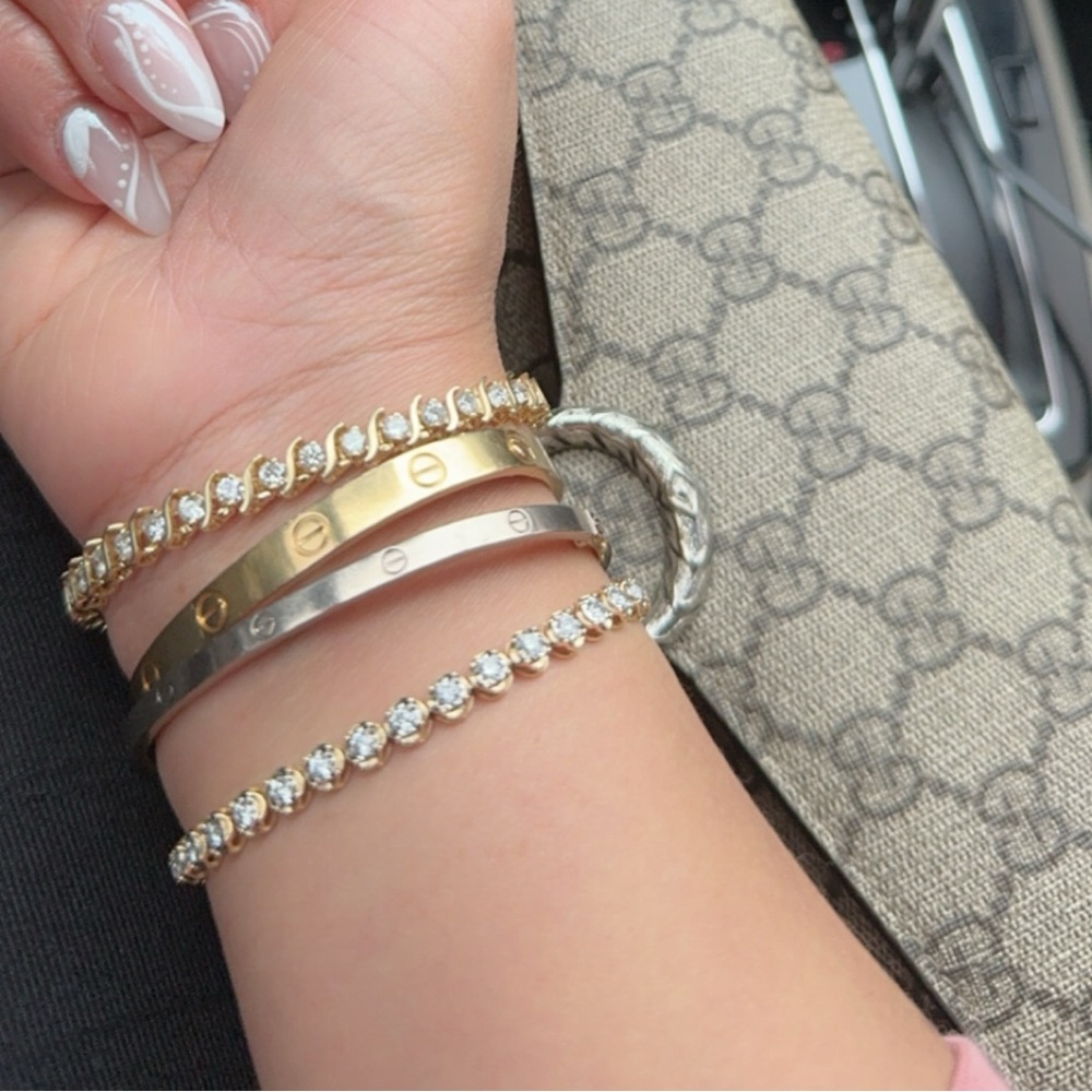 Gold diamond bracelet
19.2g 14k
Round brilliant
Round cut diamond 5.16 ctw
